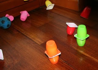 Bowling con i vasetti di yogurt riciclati