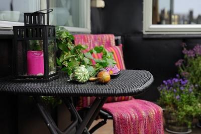 Balcone con tavolo e sedia